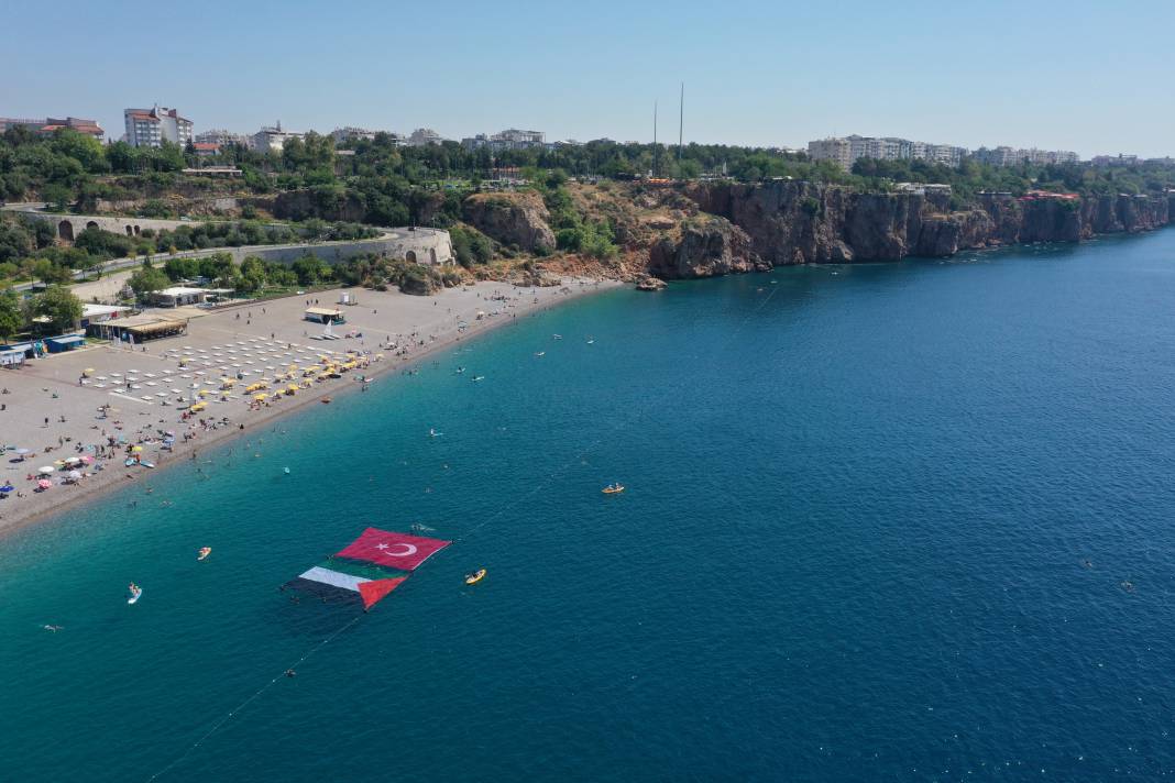 Sıcak havadan bunalan denize koştu 16